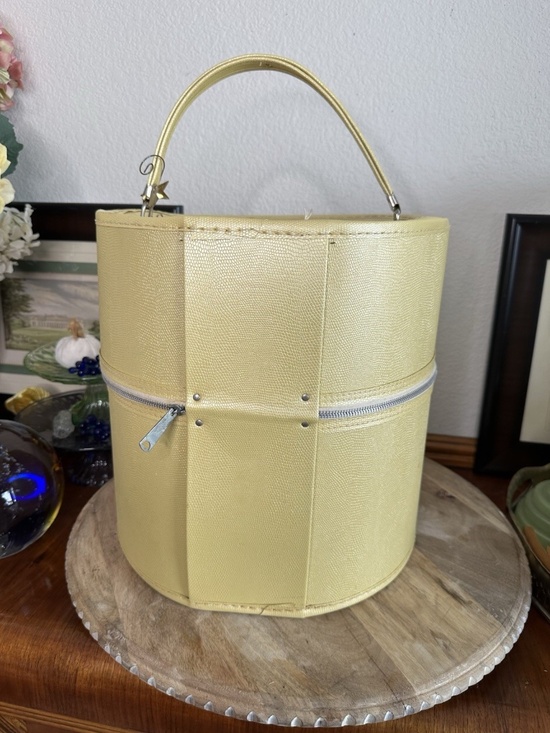 Vintage Mid-Century Butter Yellow Wig / Hat Box Round Travel Case w/ Handle main image 9